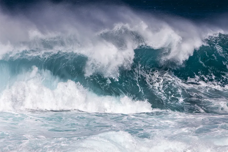 Stor bølge på havet. Foto.