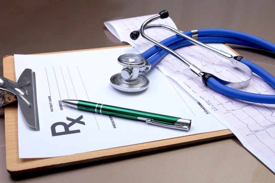 Form and stethoscope. Foto.