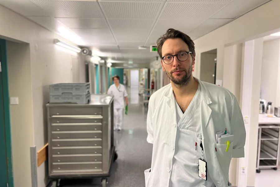 En mann som står i et rom