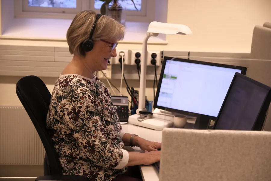 På Informasjonstelefonen for rehabilitering vil du bli møtt av blide, hyggelige medarbeidere. Foto.