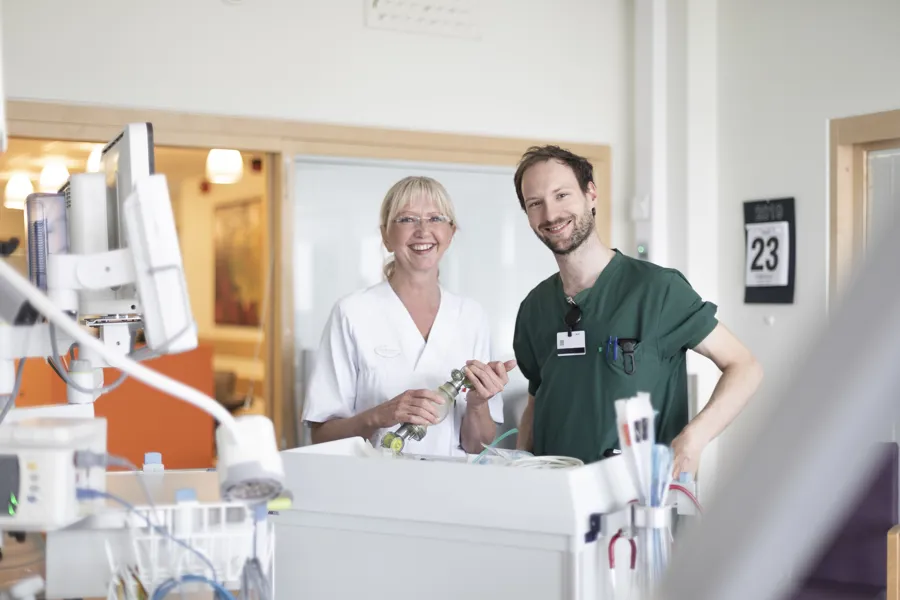 Anestesisykepleier og LIS-lege i anestesi forbereder utstyr. Foto.