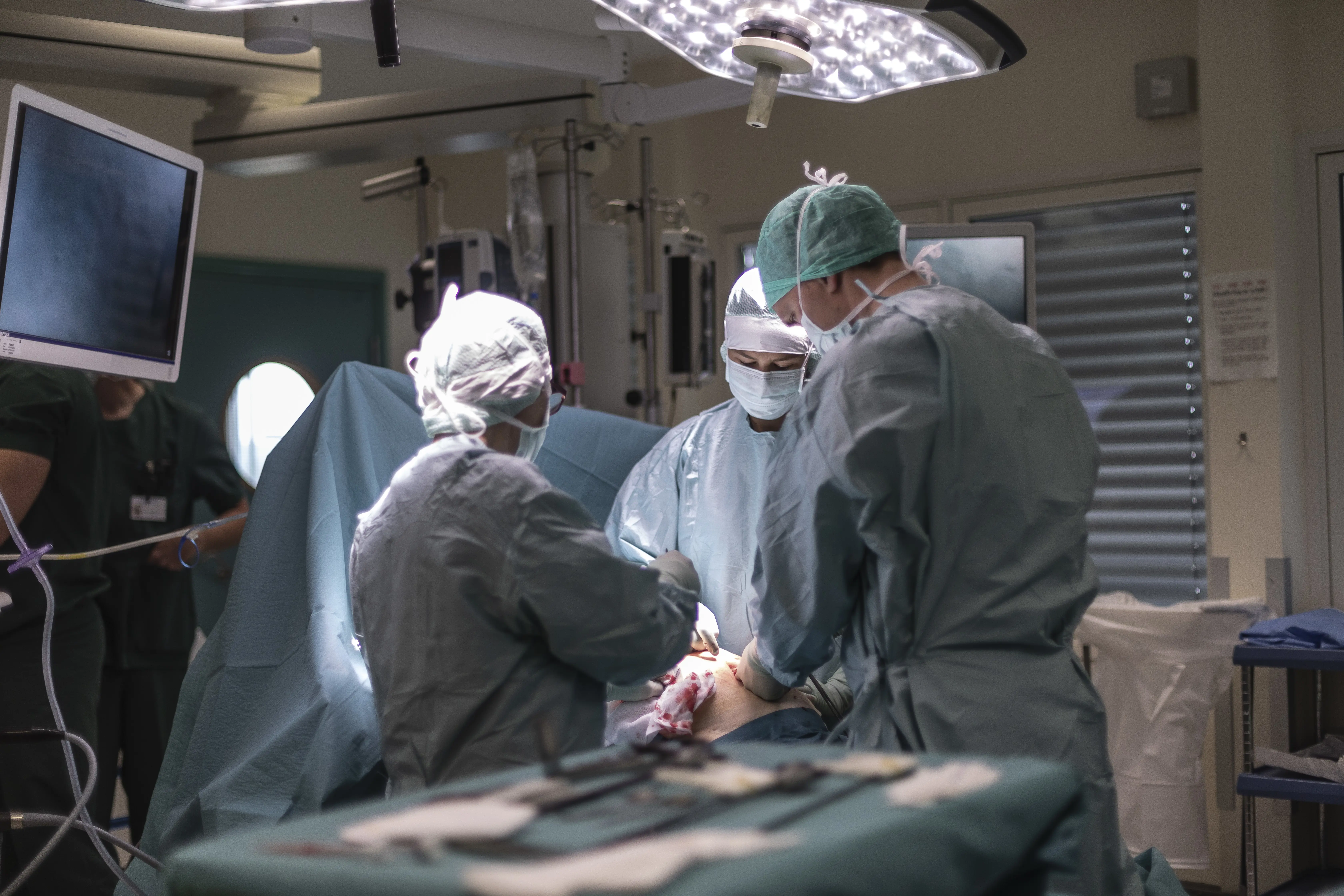 Helsepersonell opererer pasient på operasjonsstue. Foto.
