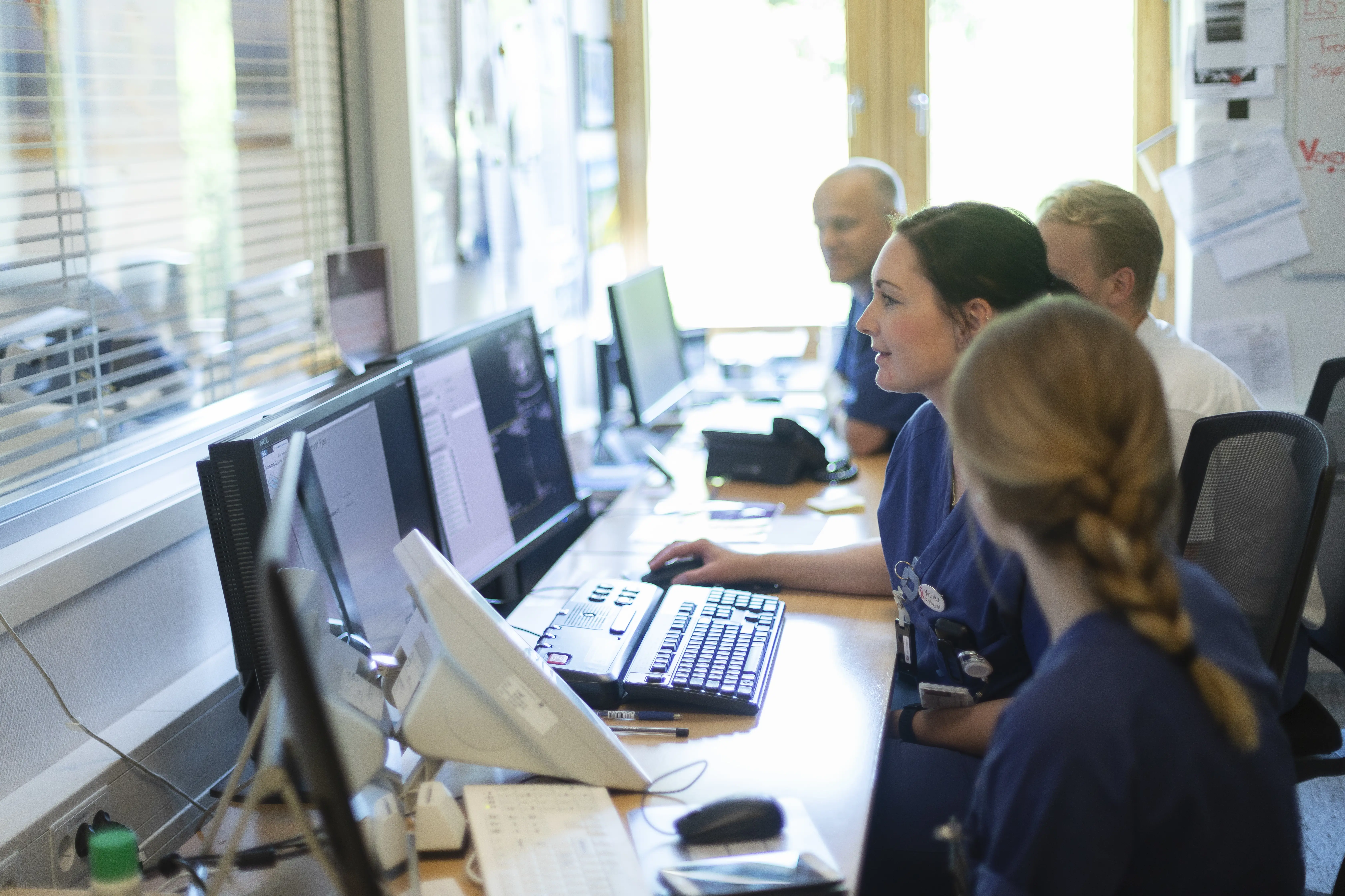 Fire kollegaer ved Avdeling for bildediagnostikk i arbeid. Foto.