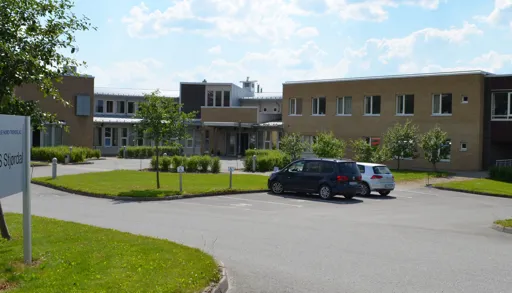 DPS Stjørdals fasade og parkeringsplass. Foto.